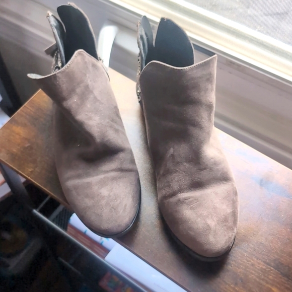 Charming Charlie Shoes - Charming Charlie Gray Sude Embroidery Size 7M booties